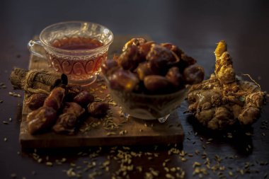 Şeffaf cam bardakta çay, biraz rezene tohumu, tarçın ve zencefil karışımı ve iyi karıştırılmış çay ile birlikte. Şeffaf cam bardakta çay demlemenin yatay olarak iyi aydınlatılmış hali..