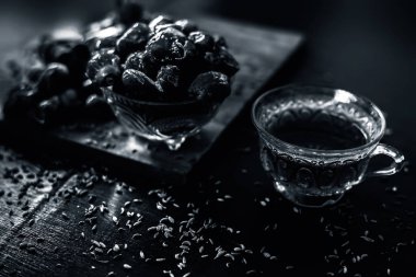 Şeffaf cam bardakta çay, biraz rezene tohumu, tarçın ve zencefil karışımı ve iyi karıştırılmış çay ile birlikte. Şeffaf cam bardakta çay demlemenin yatay olarak iyi aydınlatılmış hali..