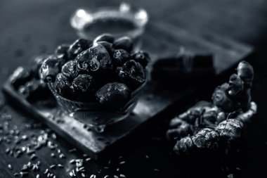 Şeffaf cam bardakta çay, biraz rezene tohumu, tarçın ve zencefil karışımı ve iyi karıştırılmış çay ile birlikte. Şeffaf cam bardakta çay demlemenin yatay olarak iyi aydınlatılmış hali..