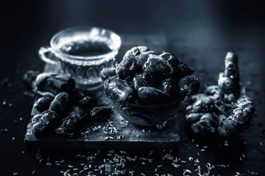 Şeffaf cam bardakta çay, biraz rezene tohumu, tarçın ve zencefil karışımı ve iyi karıştırılmış çay ile birlikte. Şeffaf cam bardakta çay demlemenin yatay olarak iyi aydınlatılmış hali..