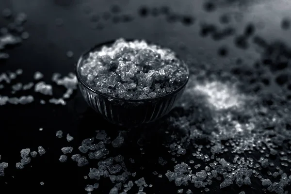 Gond Goond Yenilebilir Sakız Kristallerini Siyah Parlak Bir Yüzey Üzerinde — Stok fotoğraf
