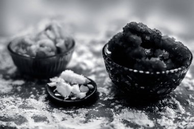 Hint Gujarati 'sinin popüler yemeği Atte ka sheera ya da Halwa-Karah parshad' ı kahverengi bir yüzeye serpiştirilmiş buğday unu, jaggery ve ghee ya da açık tereyağı ile birlikte cam bir kasede kapatın..