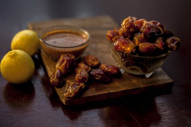 Biraz hurma ve yağlı cilt için limon suyu içeren cam bir kasede meyve maskesi. Yağlı cilt, seboroya ya da seboroya için Buluşma Yüzü maskesinin yatay ve yaratıcı uyarlaması.