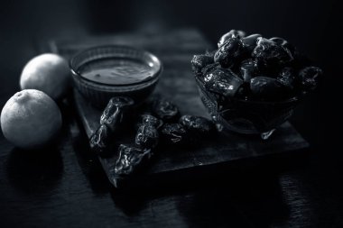 Biraz hurma ve yağlı cilt için limon suyu içeren cam bir kasede meyve maskesi. Yağlı cilt, seboroya ya da seboroya için Buluşma Yüzü maskesinin yatay ve yaratıcı uyarlaması.