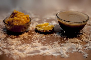 Hint Gujarati 'sinin popüler yemeği Atte ka sheera ya da Halwa-Karah parshad' ı kahverengi bir yüzeye serpiştirilmiş buğday unu, jaggery ve ghee ya da açık tereyağı ile birlikte cam bir kasede kapatın..