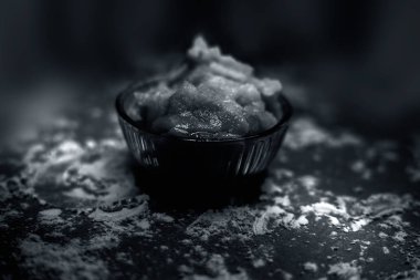 Hindistan, Asya 'da Gud olarak da bilinen cam bir kasede jaggery ya da şekerlemenin ışık yansıması. Tatlandırıcı olarak pek çok yemekte kullanılır..