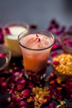 Gond Katira ve Gül sütü kış için tüm malzemelerle birlikte bir bardakta içerler. Gond Katria ya da sakız, doğal gül şurubu, bal ve süt ile bir bardak Gum gülü sütü yakın çekim.