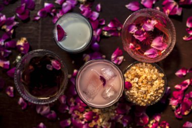 Gond Katira ve Gül sütü kış için tüm malzemelerle birlikte bir bardakta içerler. Gond Katria ya da sakız, doğal gül şurubu, bal ve süt ile bir bardak Gum gülü sütü yakın çekim.