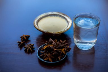 Kırışıklıklar için en iyi baharat maskesi. Yıldız anason tozu, su ve biraz dolgun toprak. Yapıştırıcıyla birlikte tüm malzemeler yüzeyde..