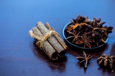 Ahşap yüzeydeki kırışıklıklar için yüz maskesi biraz tarçın çubuğu, su ve yıldız anason tozu içeriyor..