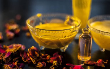 Hindistancevizi yağı, zeytinyağı, yağ ve gerekli yağdan oluşan sağlıklı saçlar için doğal saç ilacı. Yüzeydeki tüm malzemeler cam bir kasede hazır yağ ile hazır..