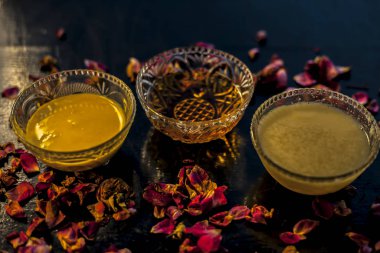 Ayurvedik nemlendirici yüz maskesi. Siyah parlak bir yüzey üzerinde. Cam bir kâse içinde..