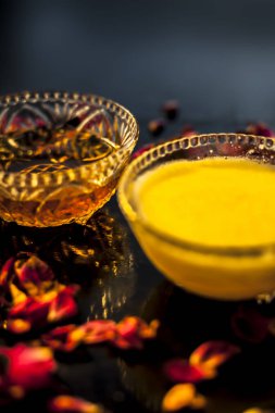 Ayurvedik nemlendirici yüz maskesi. Siyah parlak bir yüzey üzerinde. Cam bir kâse içinde..