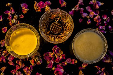 Ayurvedik nemlendirici yüz maskesi. Siyah parlak bir yüzey üzerinde. Cam bir kâse içinde..