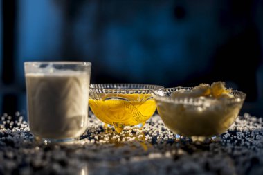 Siyah yüzeydeki ayurvedic metodu yakın çekim veya kalsiyum takviyesi çiğ yumurta, süt ve ghee veya tatlandırıcı olarak biraz şekerle birlikte açıklanmış tereyağı içerir..