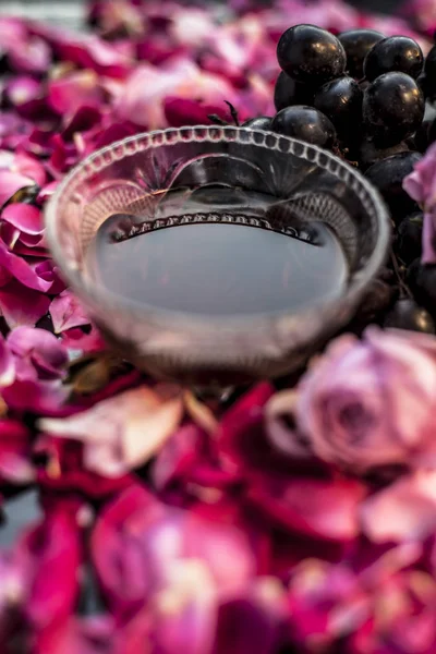 Close Tiro Bando Fresco Cru Uvas Com Algumas Flores Rosas — Fotografia de Stock