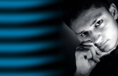 Kafkasyalı beyaz bir erkeğin koyu renkli bir gömlek giymiş ve derin düşünceli bir yüz ifadesi takındığı sade bir portresi. Geniş açılı portre, yatay yönelim.