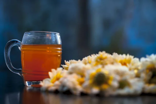 Primer Plano Flores Margarita Una Taza Vidrio Con Algunas Flores — Foto de Stock