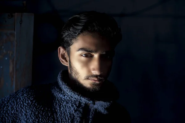 Retrato Joven Modelo Barba Masculina Usando Suéter Lana Color Azul —  Fotos de Stock