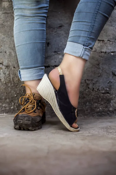 Pie Femenino Con Botas Senderismo Pie Sandalias Otro Posando Contra — Foto de Stock