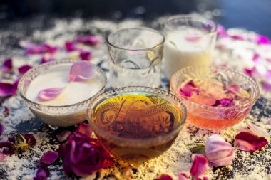 Tahtada biraz süt, buğday zemini, malai ya da pıhtılaşmış krema ve doğal olarak cilt beyazlaması için bal içeren cilt beyazlatma için buğday maskesi. En iyi yüz maskesi.