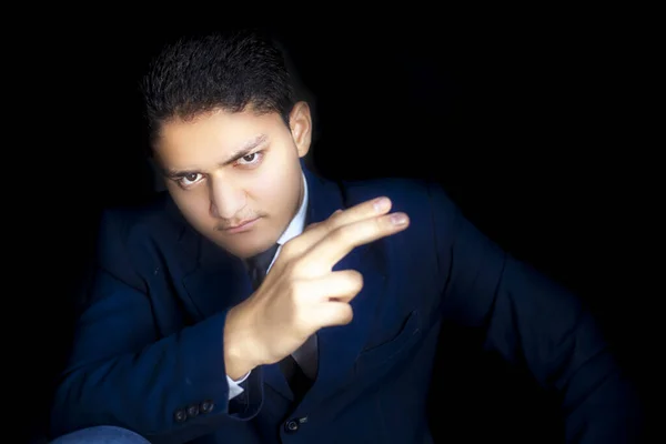 Retrato Joven Rico Con Traje Azul Sosteniendo Algo Mano Emitiendo — Foto de Stock