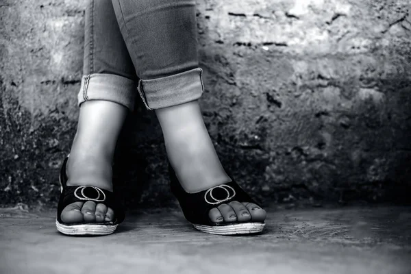 Shot Foot Elegant Young Teen Girl Wearing Blue Denim Jeans — Foto de Stock