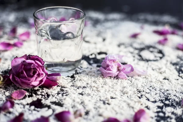 Dicht Shot Van Een Glas Water Samen Met Een Aantal — Stockfoto