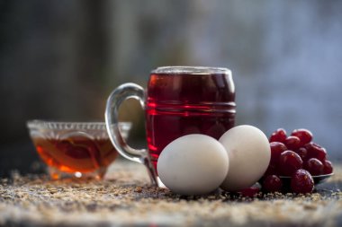 Karatahtadaki kuru deri bebek maskesi için biraz kiraz suyu, bal, yumurta ve yulaf ezmesinden oluşan tatlı kiraz maskesi. Biraz yulaf ezmesiyle yüzeydeki tüm malzemelerin fotoğrafını çektim..