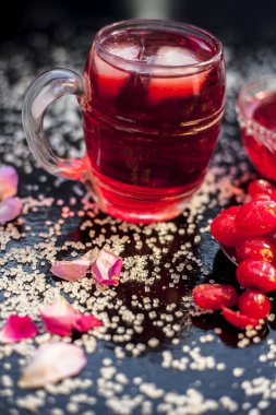 Meyve suyu, şurup ve yağıyla yüzeye biraz şeker serpiştirilmiş siyah bir yüzeye yakın çekimde tatlı kiraz..