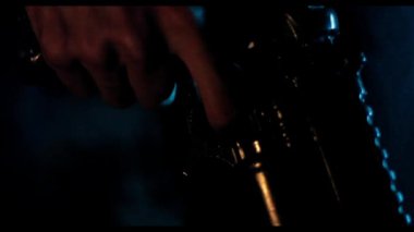 Karanlık bir odanın sinematik görüntüleri. Silahlı bir adam. 