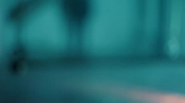 Karanlık bir odanın sinematik görüntüleri. çalışan kişi 