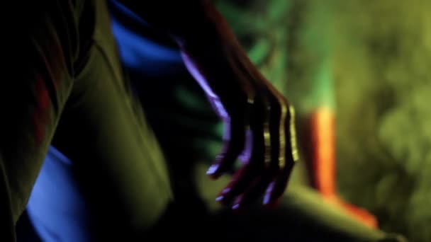 一个黑暗房间的电影拍摄 双手沾满鲜血的人 — 图库视频影像
