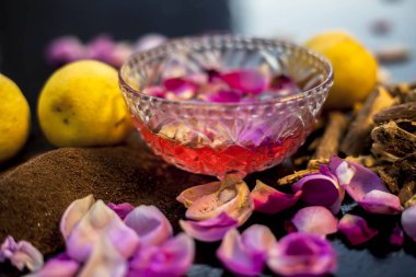 Siyah bir yüzey üzerinde ışıl ışıl parlayan cilt için eski ot Mulethi 'nin yüz maskesi biraz limon suyu, meyan kökü tozu, gül suyu ve biraz sandal ağacı tozu içerir. Tüm malzemelerin fotoğrafını çektim..