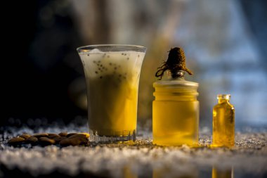 Yaz içeceği Badam falooda şerbeti ve yanında biraz çiğ badem, gerekli yağ, şeker ve biraz konsantrasyon. Taze falooda şerbeti ve bardakta sallanıyor..