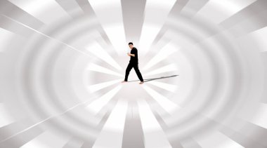 Labirentin ortasında duran genç bir adam. Çözüm, problem çözme ve meydan okuma kavramları.