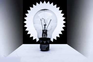 Siyah arkaplanda bir ampul