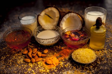 Hindistan cevizi maskesi, hindistan cevizi sütü, gül suyu, yoğurt, tereyağı, yulaf ezmesi, badem, limon suyu, zerdeçal, pirinç unu, bal, zeytin yağı ve sandal ağacı tozu içeren tüm cilt tipleri için..