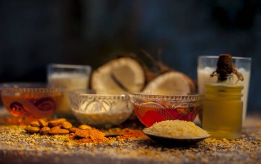 Hindistan cevizi maskesi, hindistan cevizi sütü, gül suyu, yoğurt, tereyağı, yulaf ezmesi, badem, limon suyu, zerdeçal, pirinç unu, bal, zeytin yağı ve sandal ağacı tozu içeren tüm cilt tipleri için..