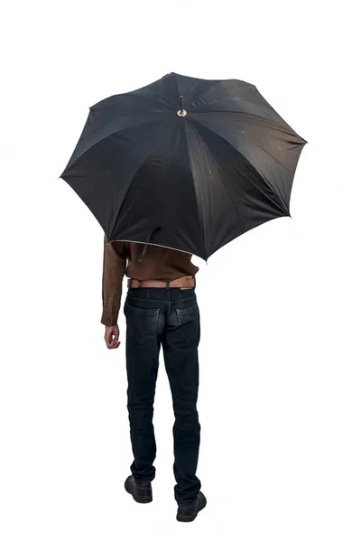一名少女身穿黑色衬衫和蓝色牛仔裤 背景为白色 手里拿着一把黑色雨伞走在路上 全身被拍了下来 — 图库照片