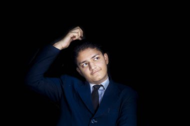 Başı ağrıyan siyah takım elbiseli genç adam.