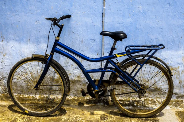 Vélo Couleur Bleue Isolé Contre Mur Bleu — Photo