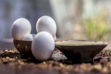 Patates suyu ve biraz Multani mitti (Fuller 's Earth) içeren parlak kahverengi yüzey üzerinde leke azaltma maskesi ve ham maddeleri.