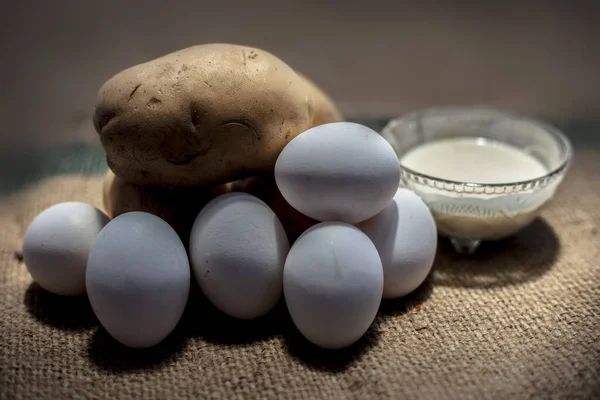 감자와 달걀흰면 표면에 감자와 달걀을 곁들인 천연적으로 빛나는 피부를 만들기 — 스톡 사진