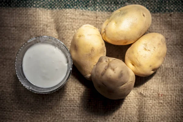 감자와 달걀흰면 표면에 감자와 달걀을 곁들인 천연적으로 빛나는 피부를 만들기 — 스톡 사진