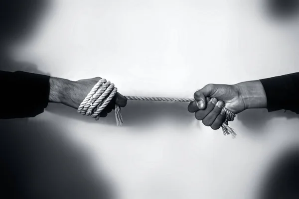 Nahaufnahme Von Zwei Männlichen Händen Die Tauziehen Vor Verschwommenem Hintergrund — Stockfoto