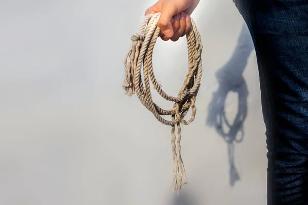 Крупним Планом Чоловік Тримає Ласо Або Ковбойську Мотузку Руках Білій — стокове фото