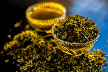 Çiğ kurutulmuş Kasuri metisi ile birlikte siyah parlak bir yüzey üzerinde cam bir kasede yeni hazırlanmış macunu..