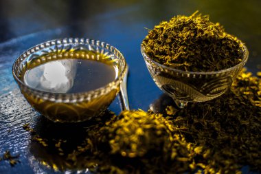 Çiğ kurutulmuş Kasuri metisi ile birlikte siyah parlak bir yüzey üzerinde cam bir kasede yeni hazırlanmış macunu..