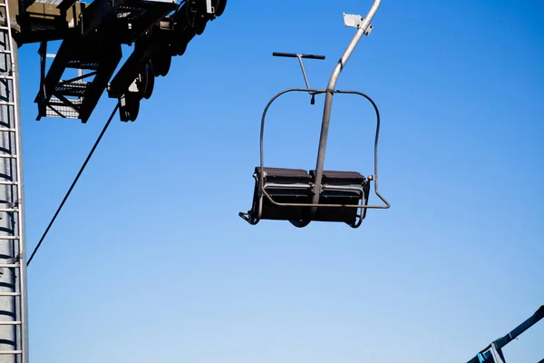 Linbaneanläggningar. Skidlift upp på berget — Stockfoto